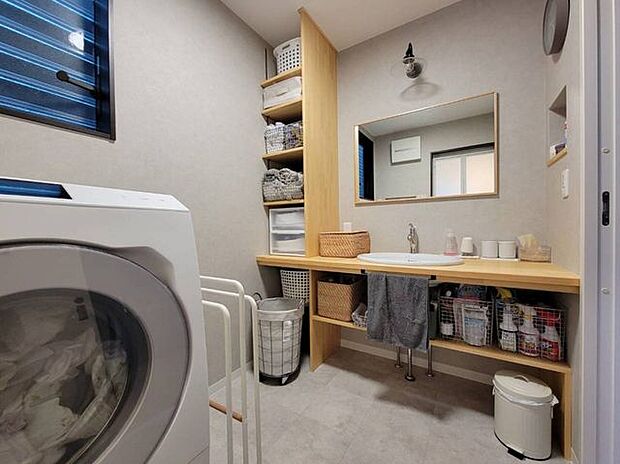 収納スペース豊富な洗面脱衣室。