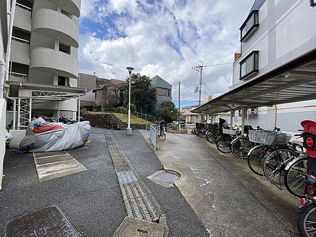 【駐輪場・バイク置き場】屋外駐輪場・バイク置き場です。屋根付きで、雨の日も乗り降りしやすいですね。周辺は舗道が整備され、自転車やバイクでの移動がしやすいです。空き状況や月額利用料はお尋ねください。