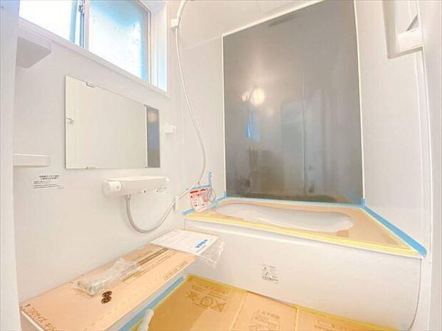 【洋室】窓のある明るくリラックスできる浴室