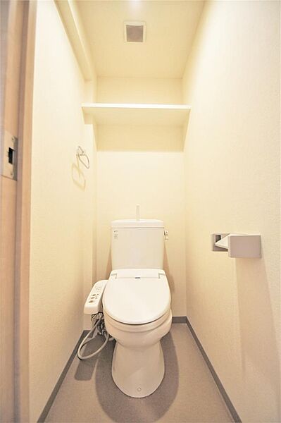 画像17:トイレは温水洗浄機能付きです。上部に小棚があります。