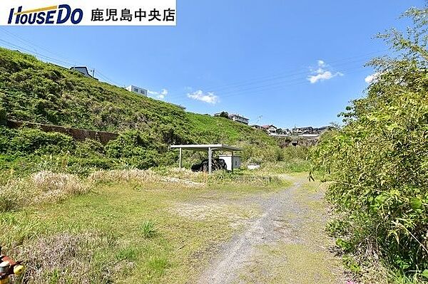 道路からフラットな敷地部分です