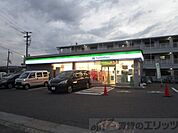 ファミリーマート 高槻岡本町店 徒歩7分。 560m