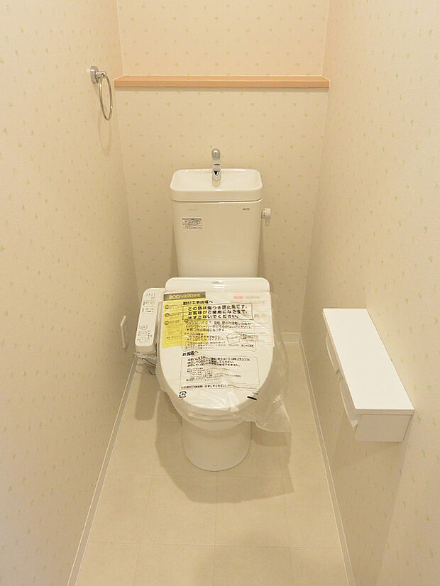 【施工例/トイレ】毎日使用するトイレは、お掃除のしやすいシンプルなデザインに。お好みの壁紙クロスをセレクトして、空間作りをお楽しみいただけます。