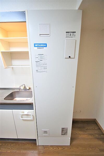 画像19:キッチン横には電気温水器があります。
