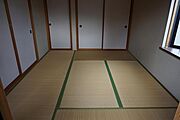 和室６帖。出窓付。押入れ２ケ所。