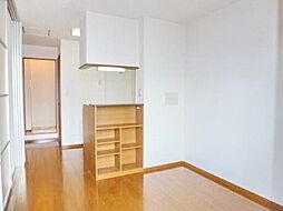 ラ・トゥーエル 201 2階1LDKのリビング/ダイニング