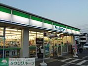 ファミリーマート 徒歩12分。コンビニ 890m