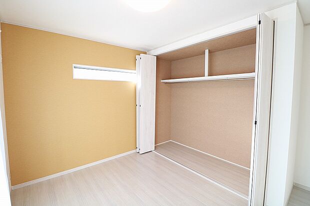 (ユニハウス施工写真)各お部屋に収納スペースを設けます。クローゼット内は枕棚とパイプハンガーつきです。