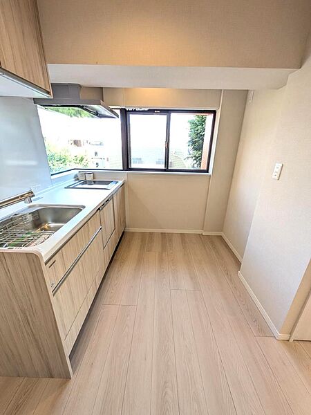 窓がある明るいキッチン（2026年5月撮影）※家具、調度品は販売価格に含まれておりません。