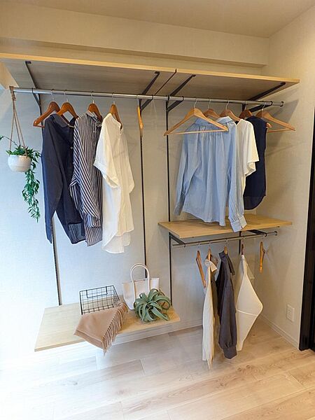 洋室のオープンクローゼット（2026年6月撮影）※家具、調度品は販売価格に含まれておりません。