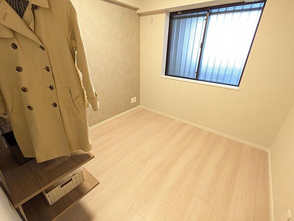 約4.2帖のサービスルーム（2026年7月撮影）※家具、調度品は販売価格に含まれておりません。