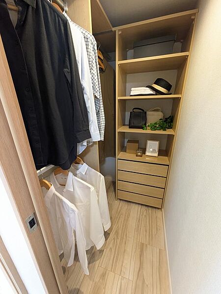 約6.5帖洋室のウォークインクローゼット（2026年8月撮影）※家具、調度品は販売価格に含まれておりません。