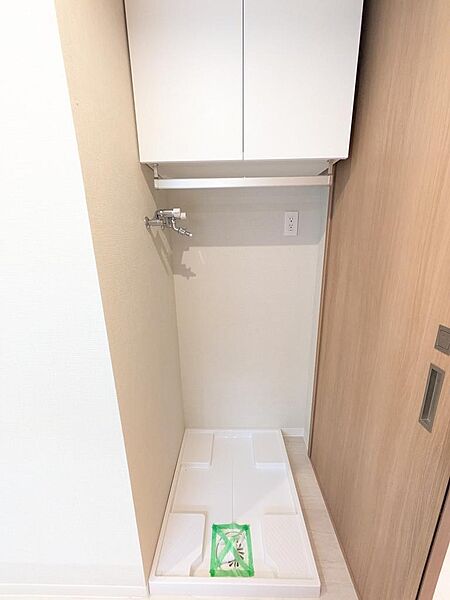収納棚のある室内洗濯機置き場（2026年8月撮影）
