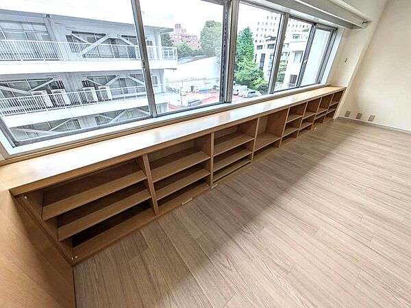 11.8帖洋室窓側の収納棚（2026年9月撮影）