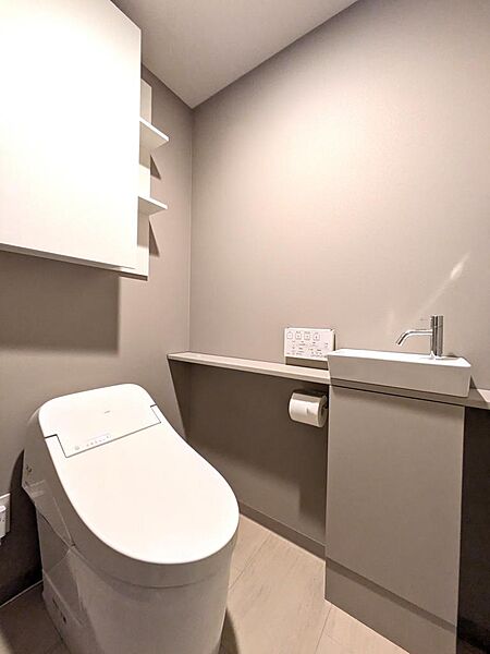 タンクレストイレのゆったりとした印象のトイレは、手洗い場付です。収納スペースもふんだんで、スッキリとご利用いただけます。