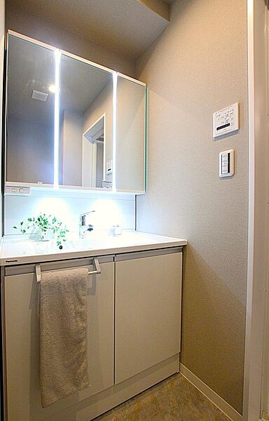 顔全体を明るく照らす縦型LED照明付き。身支度が快適に整う洗面空間です