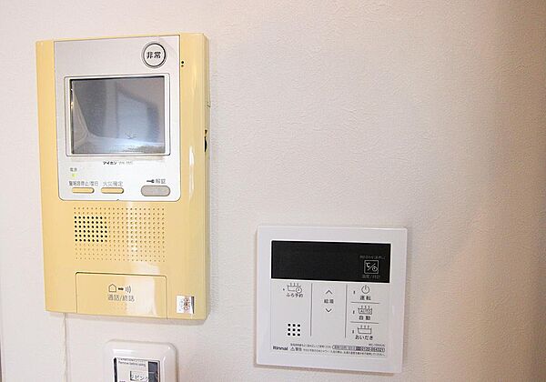 TVモニター付きインターホン＆追焚リモコン。来訪者の顔が見えて防犯面も安心！ボタンひとつで快適にお湯張り・追焚が可能です