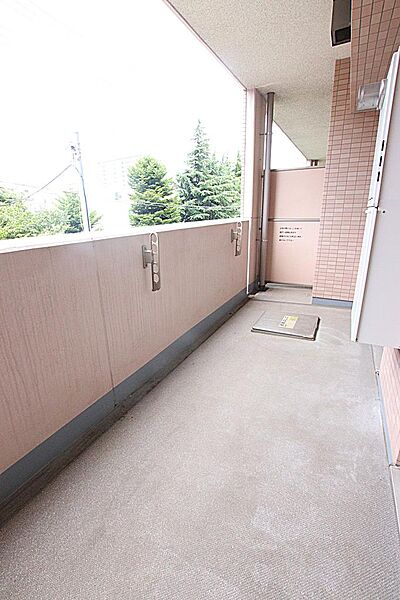 洗濯物もたっぷり干せるゆとりの空間。緑を感じる心地よい風が通り抜けます
