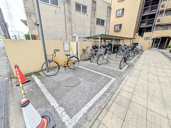 スーパーや生活施設が身近に揃う便利な立地。
