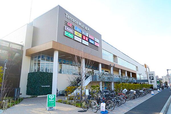 テラスモール松戸まで約１７００ｍ。ショッピング、映画館、キッズスペースと充実の施設です。