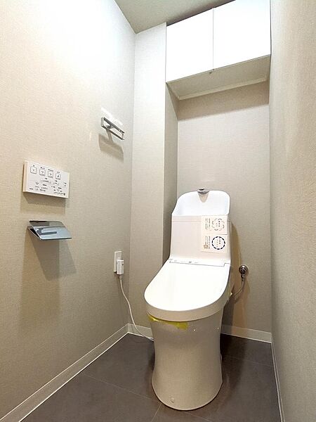 清潔感のあるトイレ空間。毎日使う場所だからこそ、落ち着いて利用できる快適な空間となっています。シンプルで使いやすく、日々の暮らしを快適にサポートしてくれます。