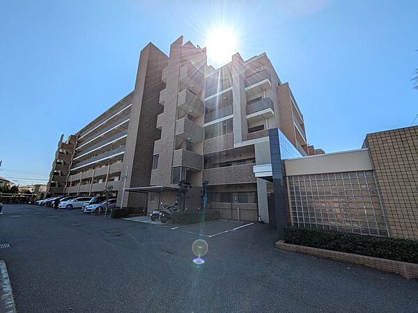整った街並みの中に位置するマンション。共用部も管理が行き届いており、安心感のある住まいです。周辺には商業施設や公園があり、日々の暮らしを快適にサポートしてくれます。