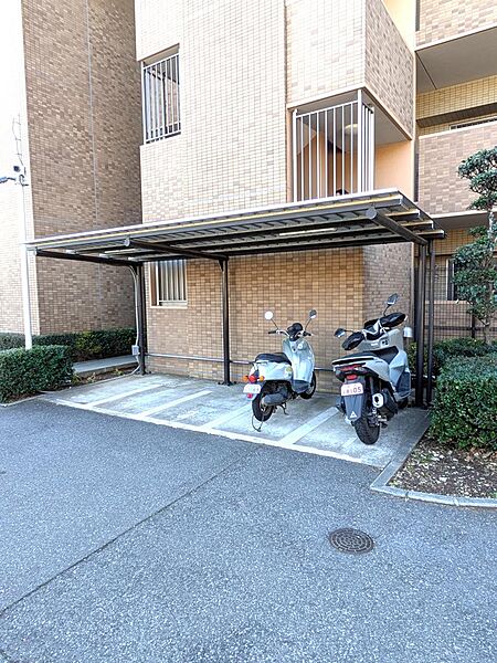 マンション敷地内にバイク置き場を完備。通勤やツーリングなどバイクを利用される方にも便利な設備です。大切なバイクを身近に保管できるのも嬉しいポイントです。※空き状況はお問い合わせください。