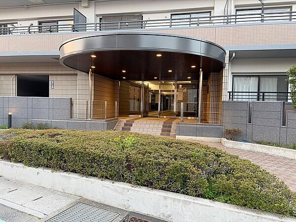 落ち着いた雰囲気のエントランス空間。共用部の管理状態も良好で、居住者や来訪者を心地よく迎えます。