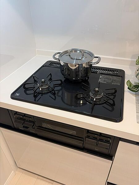 お料理の効率が格段にアップする、3口仕様のシステムガスコンロです。異なる火力で同時に複数の調理を進められるため、忙しい夕食の準備時間もスムーズに短縮できます。