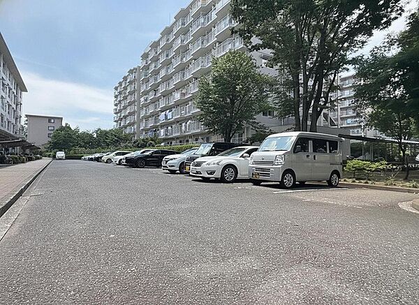 敷地内に確保された平置きタイプの駐車場です。月額8,000円（要空き確認）でご利用いただけます。お車の出し入れがしやすく、日々のお買い物やお出かけに重宝します。