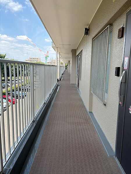 綺麗に清掃・維持管理がなされた、お部屋へと続く玄関前の共用廊下です。幅にゆとりを持たせた設計となっており、他の方とのすれ違いや大きな荷物の搬入もスムーズに行えます。