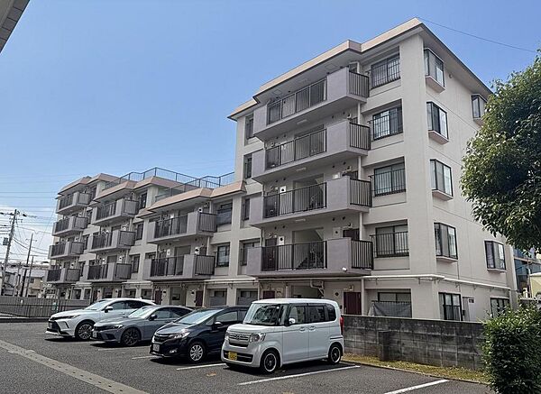 鉄筋コンクリート造5階建てのマンションです。4階部分に位置する角部屋住戸で、周囲の建物との距離感も程よく保たれています。