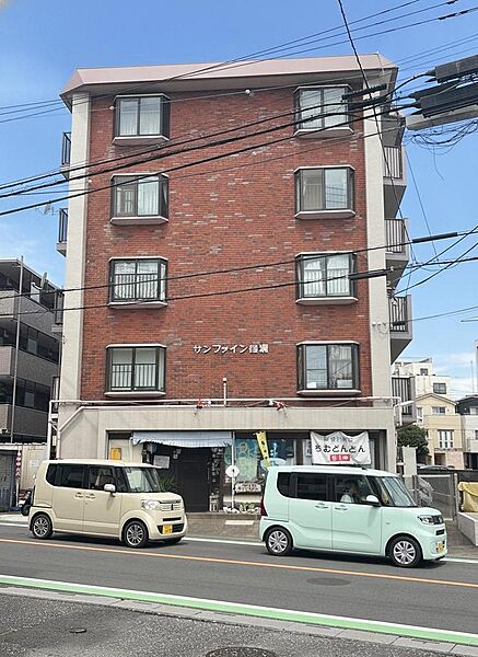 新規リノベーションが実施された405号室を擁する、新生活にぴったりのマンション外観です。実際の陽当たりなどは現地で確認できます。