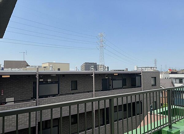 お部屋の窓やルーフバルコニーからは、周囲の街並みを見渡すことができます。時間帯による景色の移り変わりなどもお楽しみいただけます。