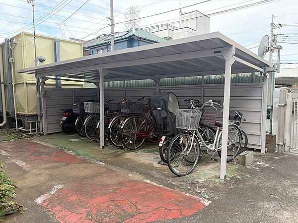 毎日の買い物や駅までの移動に便利な自転車を駐めておける、共有の駐輪スペースです。実際の使いやすさや屋根の有無などは現地で確認できます。