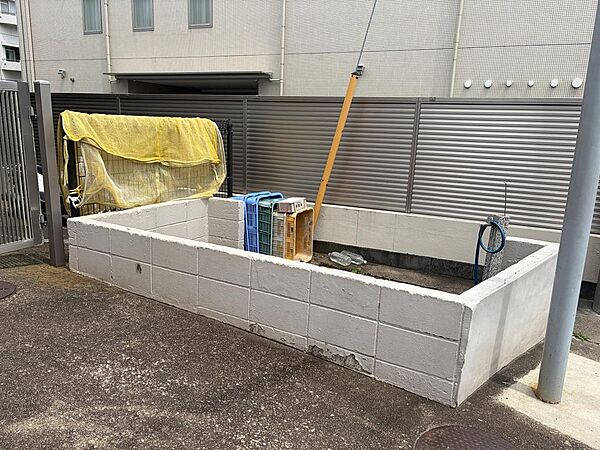 居住者専用のゴミ置き場が敷地内にしっかりと確保されています。毎日のゴミ出しの動線が短く、お忙しい朝の時間帯にもスムーズに対応できます。