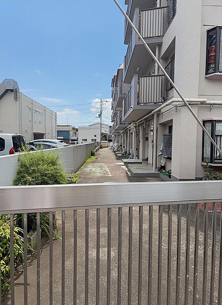 共用スペースは、住民同士の動線が重なりすぎないシンプルな間取りです。落ち着いた空間を保ちながら、各住戸へと繋がります。