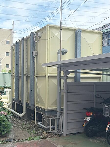 マンション全体の生活用水を安定して供給するための受水槽設備です。敷地内の適切な場所に配置されており、定期的なメンテナンスが実施されています。