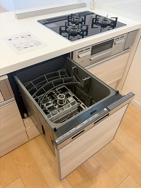 家事効率を高める食洗機を標準装備したシステムキッチン。作業スペースも広く、毎日の料理が楽しくなります。