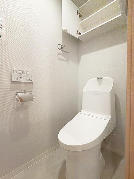 壁紙や床材も一新された清潔なトイレ空間。温水洗浄機能付きで、いつでも気持ちよくご利用いただけます。