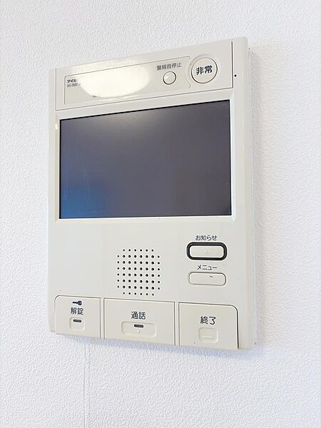訪問者の顔を室内のモニターで確認できるTVドアホン。防犯面でも頼もしく、一人でのお留守番時も安心です。