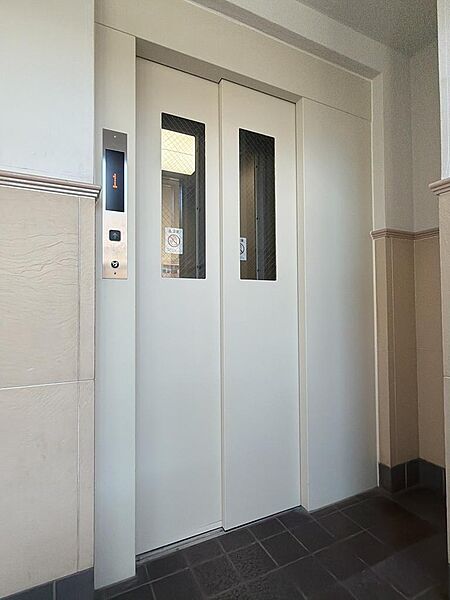 重い荷物を持っている日やお買い物の際も安心なエレベーター。快適な館内移動をサポートしてくれる共用設備。