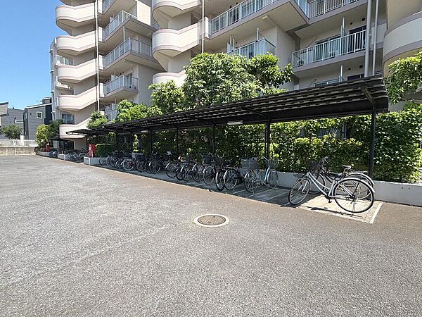 屋根付きで雨の日も安心な駐輪場スペース。自転車を大切に保管でき、毎日の通勤や通学にも活躍いたします。