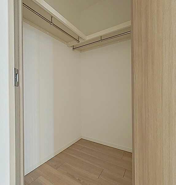 歩いて入れる大型のWICを完備。お洋服はもちろん、バッグや季節家電まで一箇所にすっきり整理整頓できます。