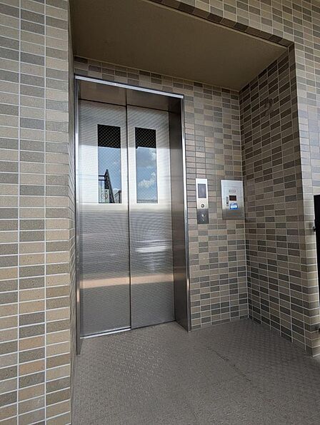 本住戸のある4階部分はエレベーター停止階。階段を使わずに移動でき、荷物の多い日や高齢の方も安心です。