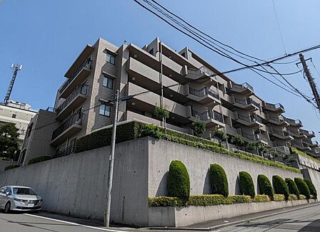 落ち着いた雰囲気を醸し出す外観アプローチ。鉄筋コンクリート造6階建てのマンションで、管理体制も整えられています。