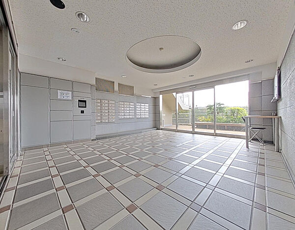 住まう方の開放的な憩いの場となるロビーエリア。落ち着いた内装デザインで上質な共用空間を演出しています。