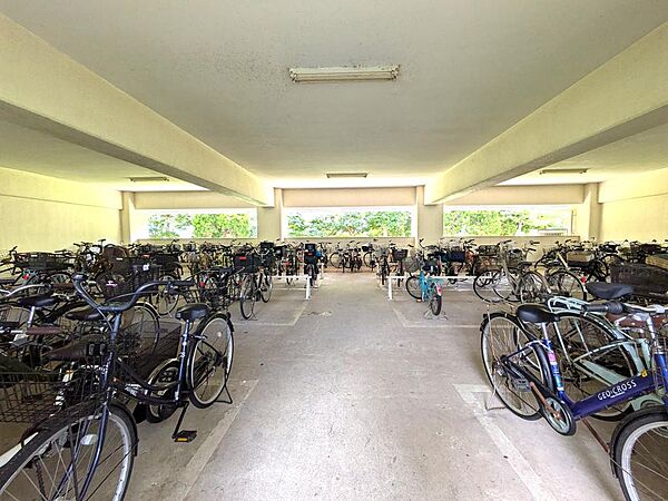 駐輪場やバイク置場もございます。
