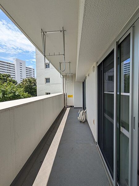 広さのある明るい日差しが差し込むバルコニー。