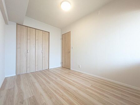 5.3帖の洋室。落ち着いたスベースで子供部屋や仕事部屋に。